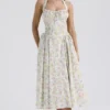 Adabella Hellblaues Baumwoll-Halter-Sommerkleid mit Wiesenblumen-Print Adabella Hellblaues Baumwoll-Halter-Sommerkleid mit Wiesenblumen-Print