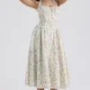 Adabella Hellblaues Baumwoll-Halter-Sommerkleid mit Wiesenblumen-Print Adabella Hellblaues Baumwoll-Halter-Sommerkleid mit Wiesenblumen-Print