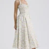Adabella Hellblaues Baumwoll-Halter-Sommerkleid mit Wiesenblumen-Print Adabella Hellblaues Baumwoll-Halter-Sommerkleid mit Wiesenblumen-Print