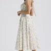 Adabella Hellblaues Baumwoll-Halter-Sommerkleid mit Wiesenblumen-Print Adabella Hellblaues Baumwoll-Halter-Sommerkleid mit Wiesenblumen-Print