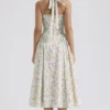 Adabella Hellblaues Baumwoll-Halter-Sommerkleid mit Wiesenblumen-Print Adabella Hellblaues Baumwoll-Halter-Sommerkleid mit Wiesenblumen-Print