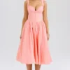 Adalyn Pfirsichfarbenes Midi-Sommerkleid mit Broderie Anglaise Adalyn Pfirsichfarbenes Midi-Sommerkleid mit Broderie Anglaise