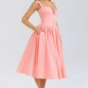 Adalyn Pfirsichfarbenes Midi-Sommerkleid mit Broderie Anglaise Adalyn Pfirsichfarbenes Midi-Sommerkleid mit Broderie Anglaise