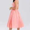 Adalyn Pfirsichfarbenes Midi-Sommerkleid mit Broderie Anglaise Adalyn Pfirsichfarbenes Midi-Sommerkleid mit Broderie Anglaise