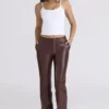 Adara Hose aus veganem Leder in Schokoladenbraun Adara Hose aus veganem Leder in Schokoladenbraun