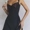 Adriana – Minikleid aus schwarzem Satin und Spitze Adriana – Minikleid aus schwarzem Satin und Spitze