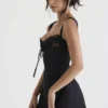 Adriana – Minikleid aus schwarzem Satin und Spitze Adriana – Minikleid aus schwarzem Satin und Spitze