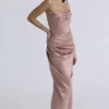 Adrienne – trägerloses Abendkleid aus Blush-Satin Adrienne – trägerloses Abendkleid aus Blush-Satin