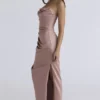 Adrienne – trägerloses Abendkleid aus Blush-Satin Adrienne – trägerloses Abendkleid aus Blush-Satin