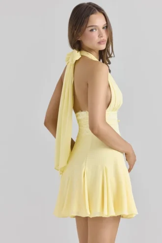 Ailani Buttergelbes Georgette-Minikleid mit Neckholder