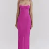 Aiza Maxikleid mit Himbeerfarbener Spitzenverzierung Aiza Maxikleid mit Himbeerfarbener Spitzenverzierung