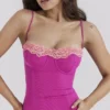 Aiza Maxikleid mit Himbeerfarbener Spitzenverzierung Aiza Maxikleid mit Himbeerfarbener Spitzenverzierung