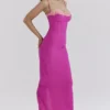 Aiza Maxikleid mit Himbeerfarbener Spitzenverzierung Aiza Maxikleid mit Himbeerfarbener Spitzenverzierung