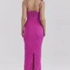 Aiza Maxikleid mit Himbeerfarbener Spitzenverzierung Aiza Maxikleid mit Himbeerfarbener Spitzenverzierung