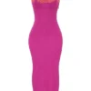 Aiza Maxikleid mit Himbeerfarbener Spitzenverzierung Aiza Maxikleid mit Himbeerfarbener Spitzenverzierung