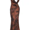 Alaina Antik-Kupfer-Maxikleid mit schrägen Schnittlinien Alaina Antik-Kupfer-Maxikleid mit schrägen Schnittlinien