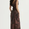 Alaina Antik-Kupfer-Maxikleid mit schrägen Schnittlinien Alaina Antik-Kupfer-Maxikleid mit schrägen Schnittlinien
