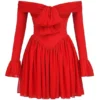 Alana Scarlet Off-Shoulder-Kleid Alana Scarlet Off-Shoulder-Kleid