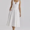 Alira Weißes Midi-Kleid aus plissierter Baumwolle mit Peekaboo-Ausschnitt Alira Weißes Midi-Kleid aus plissierter Baumwolle mit Peekaboo-Ausschnitt