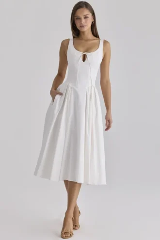 Alira Weißes Midi-Kleid aus plissierter Baumwolle mit Peekaboo-Ausschnitt