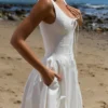 Alira Weißes Midi-Kleid aus plissierter Baumwolle mit Peekaboo-Ausschnitt Alira Weißes Midi-Kleid aus plissierter Baumwolle mit Peekaboo-Ausschnitt