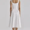 Alira Weißes Midi-Kleid aus plissierter Baumwolle mit Peekaboo-Ausschnitt Alira Weißes Midi-Kleid aus plissierter Baumwolle mit Peekaboo-Ausschnitt