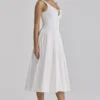 Alira Weißes Midi-Kleid aus plissierter Baumwolle mit Peekaboo-Ausschnitt Alira Weißes Midi-Kleid aus plissierter Baumwolle mit Peekaboo-Ausschnitt