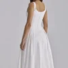 Alira Weißes Midi-Kleid aus plissierter Baumwolle mit Peekaboo-Ausschnitt Alira Weißes Midi-Kleid aus plissierter Baumwolle mit Peekaboo-Ausschnitt