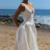 Alira Weißes Midi-Kleid aus plissierter Baumwolle mit Peekaboo-Ausschnitt Alira Weißes Midi-Kleid aus plissierter Baumwolle mit Peekaboo-Ausschnitt