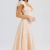 Amaya Midi-Kleid in Creme-Tea mit Broderie Anglais Amaya Midi-Kleid in Creme-Tea mit Broderie Anglais