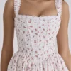 Ami – Weißes Minikleid aus Baumwolle mit Rosenprint als Korsett Ami – Weißes Minikleid aus Baumwolle mit Rosenprint als Korsett