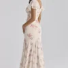 Amina Elfenbeinfarbenes Maxikleid aus Georgette mit Vintage-Rosenprint Amina Elfenbeinfarbenes Maxikleid aus Georgette mit Vintage-Rosenprint