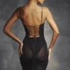 Amirah – Schwarzes Midi-Kleid mit Kristallverzierung Amirah – Schwarzes Midi-Kleid mit Kristallverzierung