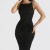 Amirah – Schwarzes Midi-Kleid mit Kristallverzierung Amirah – Schwarzes Midi-Kleid mit Kristallverzierung