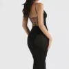 Amirah – Schwarzes Midi-Kleid mit Kristallverzierung Amirah – Schwarzes Midi-Kleid mit Kristallverzierung