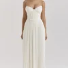 Amorata Maxikleid in Elfenbein mit Plissee Amorata Maxikleid in Elfenbein mit Plissee
