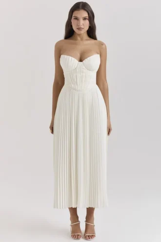 Amorata Maxikleid in Elfenbein mit Plissee Amorata Maxikleid in Elfenbein mit Plissee
