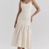 Amore Vintage cremefarbenes Midikleid mit tiefem Taillenbund Amore Vintage cremefarbenes Midikleid mit tiefem Taillenbund