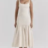 Amore Vintage cremefarbenes Midikleid mit tiefem Taillenbund Amore Vintage cremefarbenes Midikleid mit tiefem Taillenbund