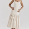 Amore Vintage cremefarbenes Midikleid mit tiefem Taillenbund Amore Vintage cremefarbenes Midikleid mit tiefem Taillenbund