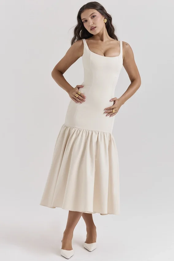 Amore Vintage cremefarbenes Midikleid mit tiefem Taillenbund Amore Vintage cremefarbenes Midikleid mit tiefem Taillenbund