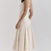 Amore Vintage cremefarbenes Midikleid mit tiefem Taillenbund Amore Vintage cremefarbenes Midikleid mit tiefem Taillenbund