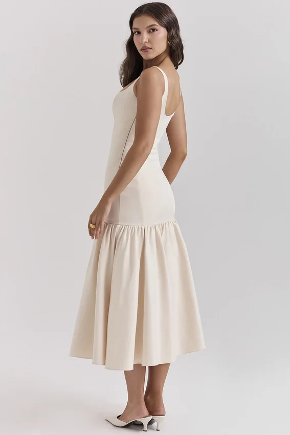Amore Vintage cremefarbenes Midikleid mit tiefem Taillenbund Amore Vintage cremefarbenes Midikleid mit tiefem Taillenbund