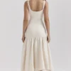 Amore Vintage cremefarbenes Midikleid mit tiefem Taillenbund Amore Vintage cremefarbenes Midikleid mit tiefem Taillenbund