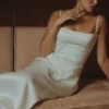 Anabella – Elfenbeinfarbenes Maxikleid aus Satin mit Schnürung Anabella – Elfenbeinfarbenes Maxikleid aus Satin mit Schnürung