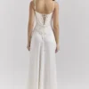 Anabella – Elfenbeinfarbenes Maxikleid aus Satin mit Schnürung Anabella – Elfenbeinfarbenes Maxikleid aus Satin mit Schnürung