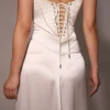 Anabella – Elfenbeinfarbenes Maxikleid aus Satin mit Schnürung Anabella – Elfenbeinfarbenes Maxikleid aus Satin mit Schnürung