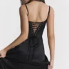 Anabella – Schwarzes Maxikleid mit Schnürung Anabella – Schwarzes Maxikleid mit Schnürung