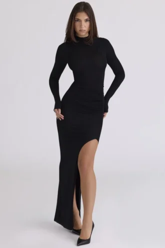 Anais – Schwarzes, gerafftes Maxikleid mit Schlitz am Oberschenkel