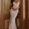 Anastelle – Rosa, handbesticktes Satin-Maxikleid Anastelle – Rosa, handbesticktes Satin-Maxikleid